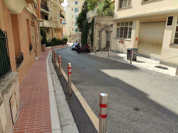 A Street In Two Different Countries - Red Sidewalk Is Monaco, Grey Or No Sidewalk Is France