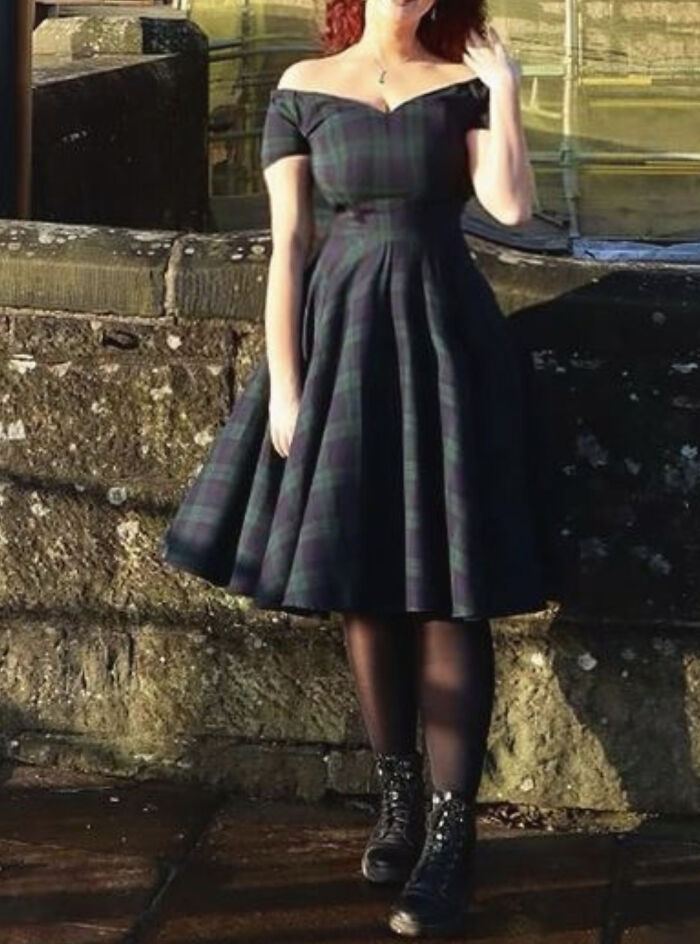 This Ig Influencer Responded Directly In Dm That She Doesn't Change The Shape Of Her Body, "Just Use Filters To Smooth Out My Face!"... Please Sanity-Check Me Reddit