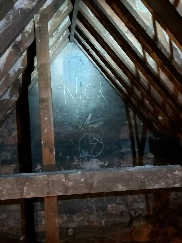 Encontré esto en el loft de mi novia. Ella sólo se mudó hace 3 meses y dice que nunca ha estado allí arriba. Adivinen cuál es mi nombre...