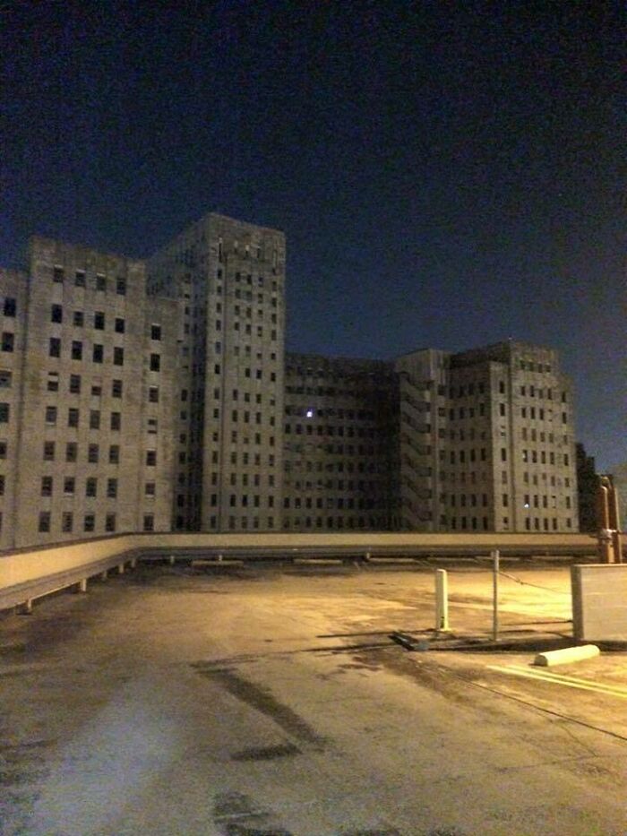 Este hospital abandonado tuvo una visita anoche