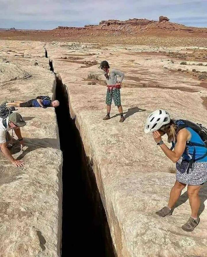 The Black Crack (La Grieta Negra), una fisura de 20 metros de profundidad a lo largo de un sendero en el Parque Nacional Canyonlands en Utah