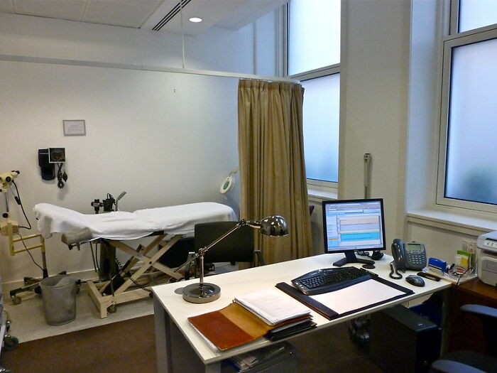 “Medical Professionals, What Is The Stupidest Misconception A Patient Has Had About The Human Body?” (30 Stories)