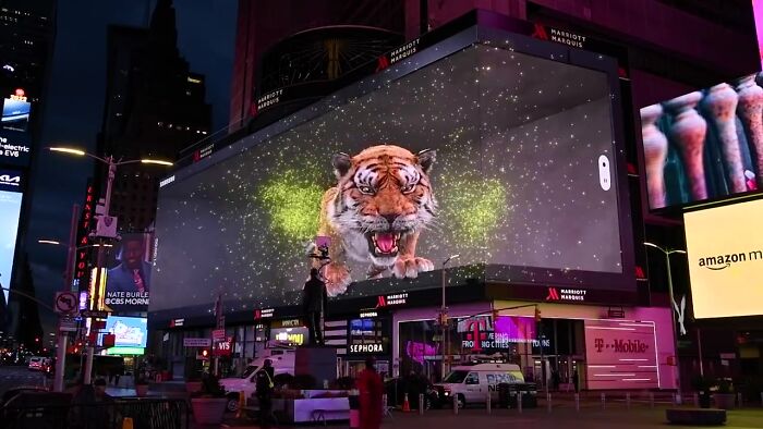 Giant Hyper-Realistic 3D Tiger Billboard Appears In World&rsquo;s Biggest Metropolises, Mesmerizes The Passersby