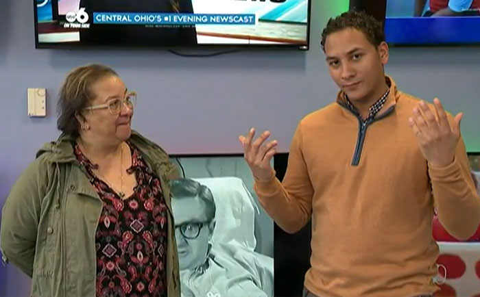 Esta madre interrumpe el directo de su hijo, haciendo que el c&aacute;mara se parta de risa y se convierte en la sensaci&oacute;n de Internet