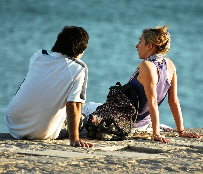 30 Social Cues Indicating That Someone Might Be Flirting With You, As Pointed Out By Folks In This Online Group