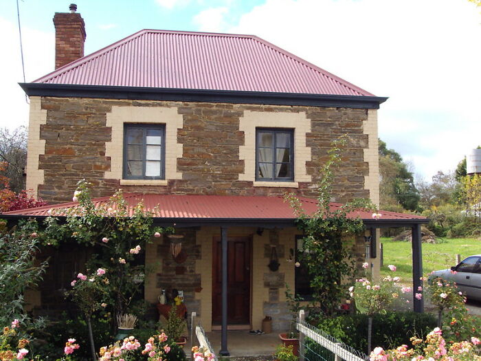 Woman Gets In A Fight With A Friend Because She Reminded Her She Actually Didn't Buy Her House, Her Parents Did Woman Gets In A Fight With A Friend Because She Reminded Her She Actually Didn't Buy Her House, Her Parents Did