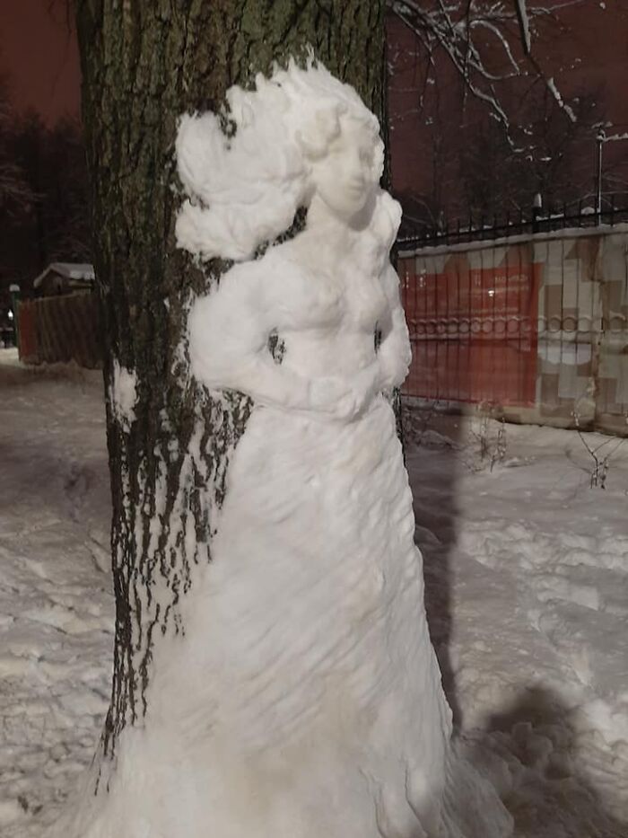 Artist Makes Incredible Snow Sculptures On Tree Trunks