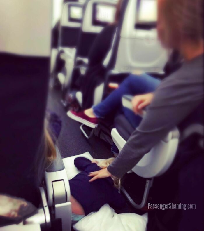 Bizarre-Rude-Flight-Passengers-Shaming