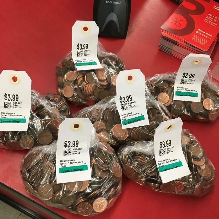 Así que Value Village está vendiendo bolsas de centavos por $3.99 cada una.... No puedo ni siquiera...