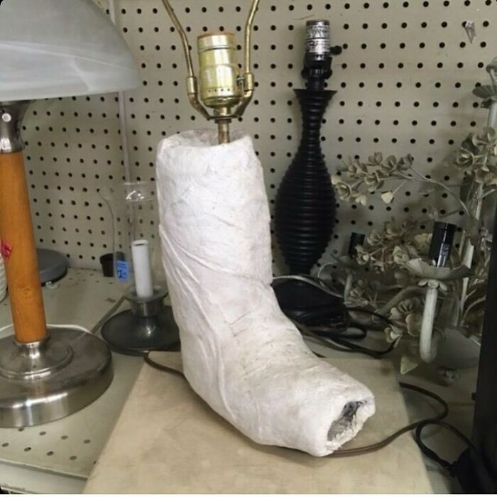 El empleado dijo que esta lámpara no proyecta una sombra. Ojalá no estuviera "quebrado"... Sin duda la habría comprado... Gasté todo mi dinero en "enyesar"