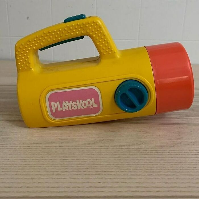 ¿Quién se acuerda de esta linterna de Playskool de los años 80 que tenía 3 colores diferentes?