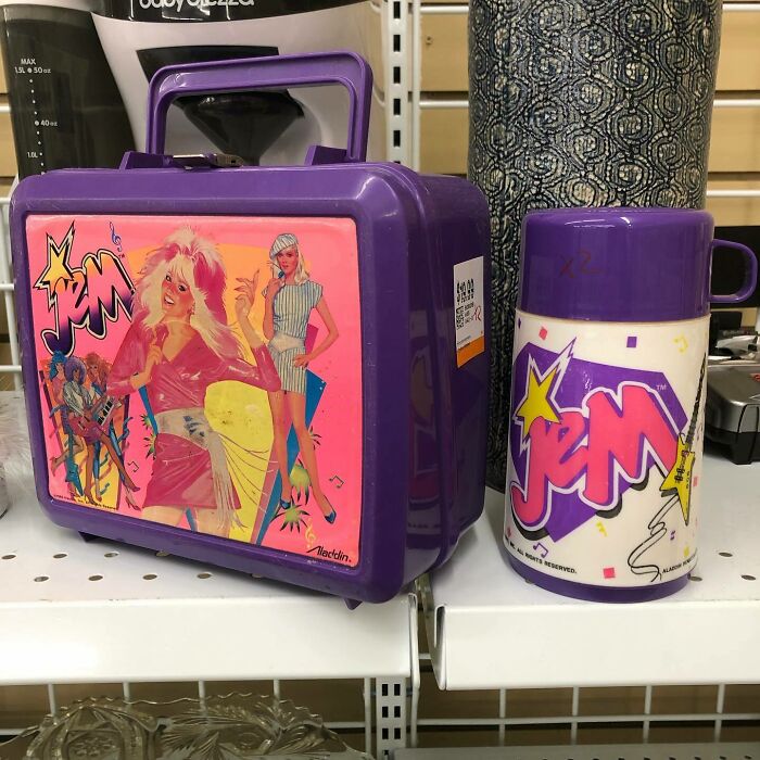 Algunos días amo a Value Village. Miren esta lonchera de Jem & The Holograms de 1986 con termo. En un estado fantástico. $19.99