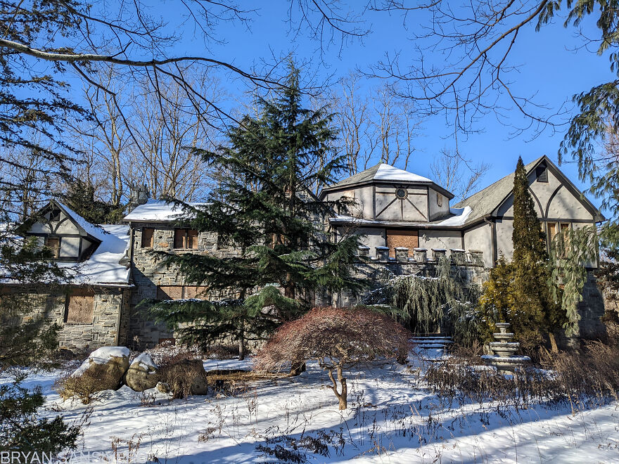 Encontré una mansión de 2,5$ millones abandonada en la que hubo un incendio y se dejó todo atrás (22 fotos) Encontré una mansión de 2,5$ millones abandonada en la que hubo un incendio y se dejó todo atrás (22 fotos)