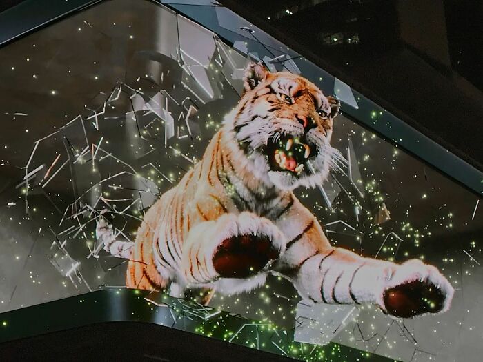 Giant Hyper-Realistic 3D Tiger Billboard Appears In World&rsquo;s Biggest Metropolises, Mesmerizes The Passersby