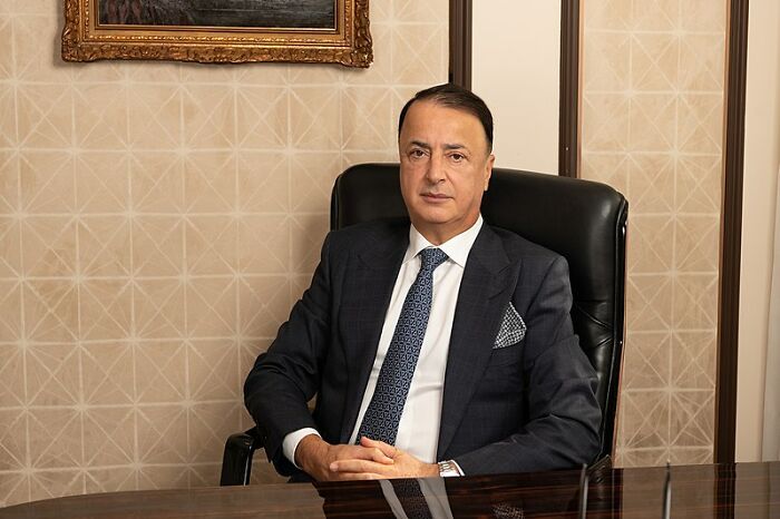 23 Intriguing "Tinder Swindler" Real-Life And Behind-The-Scenes Facts