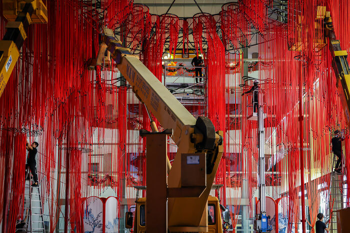 "Memory Veil": 10,000 Strands Of Red String Beads Art Installation (20 Pics) "Memory Veil": 10,000 Strands Of Red String Beads Art Installation (20 Pics)