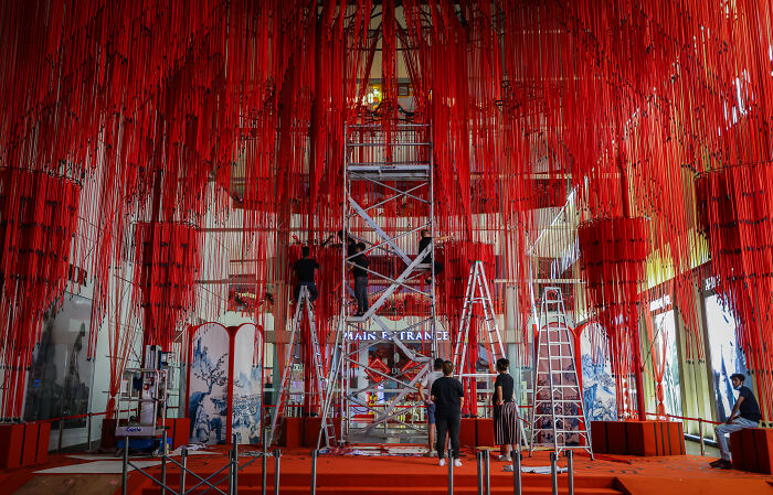 "Memory Veil": 10,000 Strands Of Red String Beads Art Installation (20 Pics) "Memory Veil": 10,000 Strands Of Red String Beads Art Installation (20 Pics)