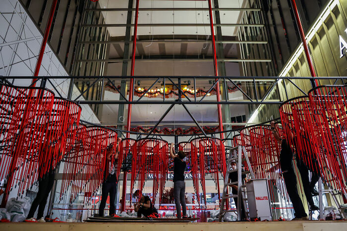 "Memory Veil": 10,000 Strands Of Red String Beads Art Installation (20 Pics) "Memory Veil": 10,000 Strands Of Red String Beads Art Installation (20 Pics)