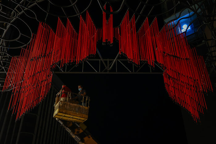 "Memory Veil": 10,000 Strands Of Red String Beads Art Installation (20 Pics) "Memory Veil": 10,000 Strands Of Red String Beads Art Installation (20 Pics)