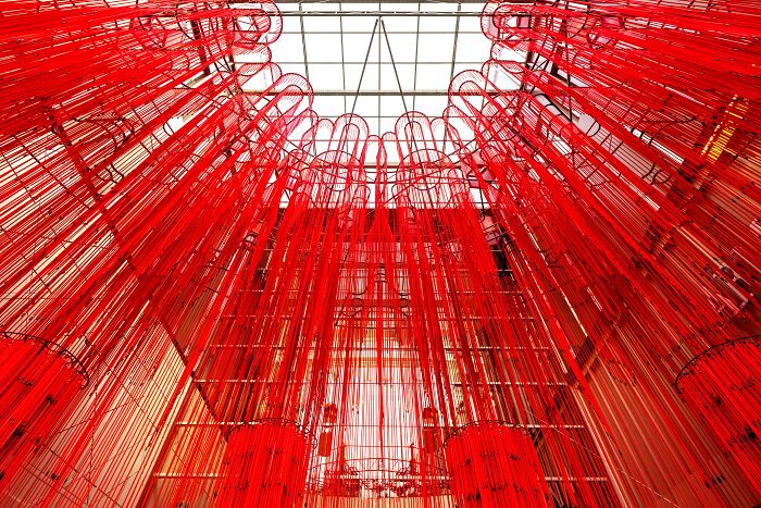 "Memory Veil": 10,000 Strands Of Red String Beads Art Installation (20 Pics) "Memory Veil": 10,000 Strands Of Red String Beads Art Installation (20 Pics)