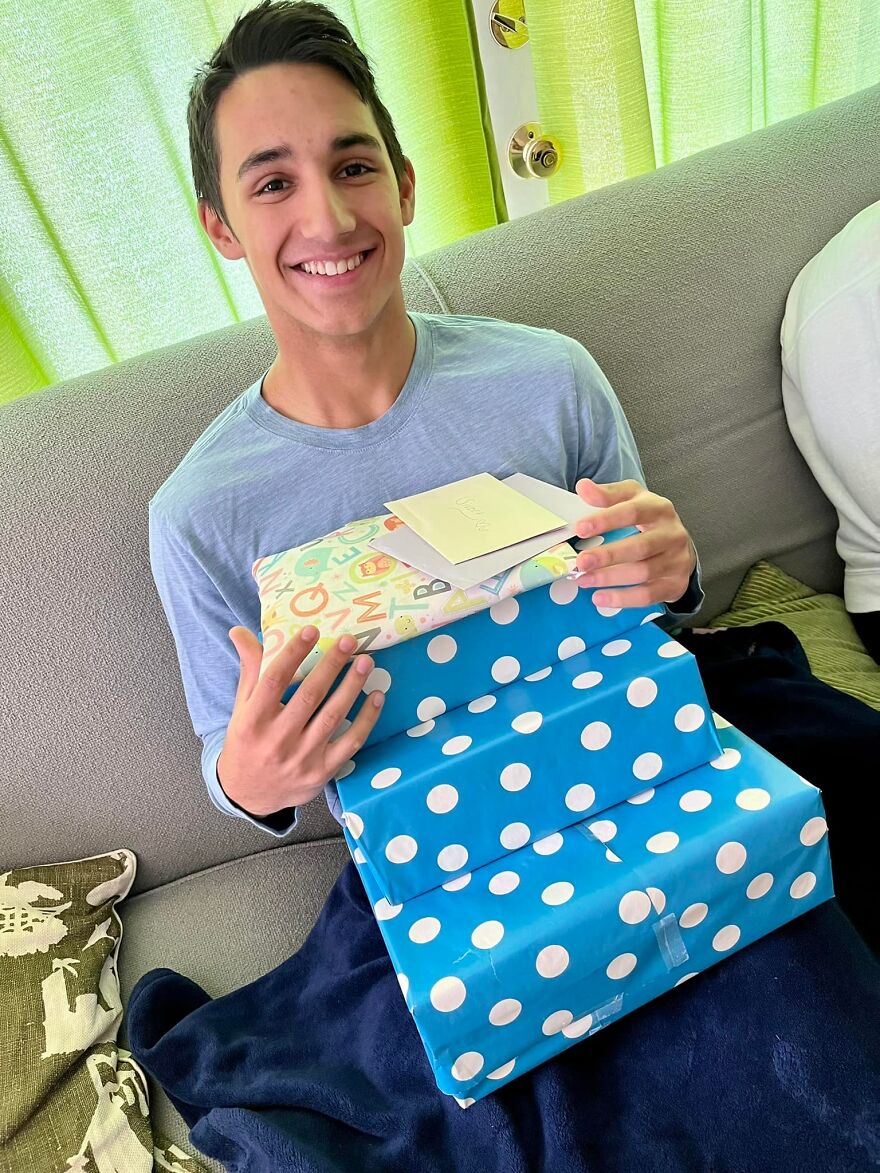 Mother Challenged Her Son To Not Use Social Media Until He Turned 18 to get $1,800 Dollars Mother Challenged Her Son To Not Use Social Media Until He Turned 18 to get $1,800 Dollars