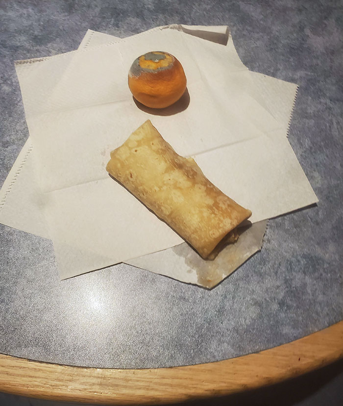 Me Tocó Trabajar Un Turno De Noche Y Sin Que Me Pagaran El Día Festivo. Este Fue El Almuerzo Que Nos Dieron. Feliz Año Nuevo 