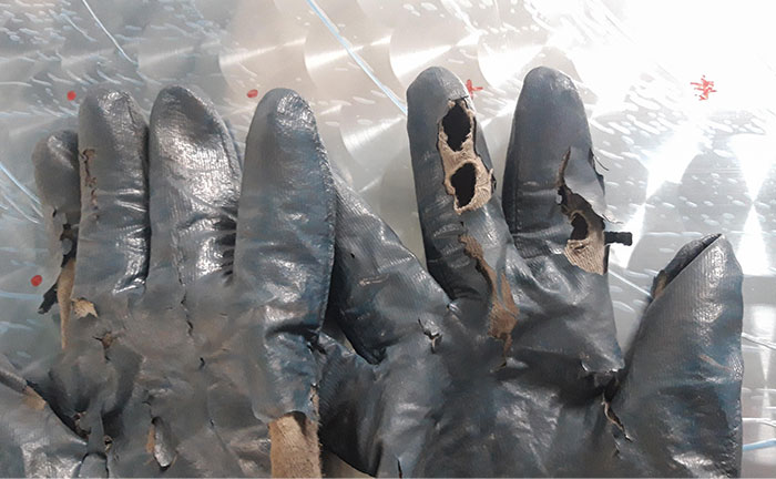 Mi jefe me dio estos guantes para “soldar” cuando se me quemaron los que tenía antes 