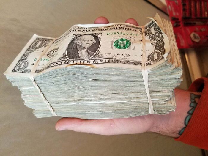 Trabajo en la construcción y suelen pagarme en efectivo. Mi jefe se cree muy gracioso…