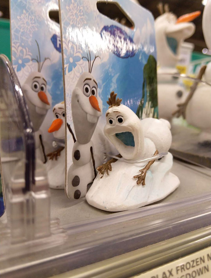 Un cliente rompió este producto de la tienda en la que trabajo y tuve que devolverlo a su sitio como si nada hubiera pasado porque mis compañeros me dijeron que si mi jefe se enteraba de que se había roto durante mi turno, lo descontaría de mi salario. Me encanta mi trabajo