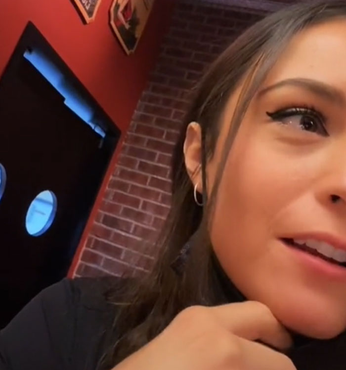 'Pet Peeves As A Server': Restaurant Employees Reveal What Annoys Them The Most 'Pet Peeves As A Server': Restaurant Employees Reveal What Annoys Them The Most