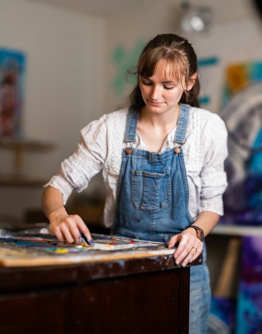 Emerging Artist Chases Her Dreams By Painting Wild Scenes Of Horses, Encourages You To Chase Your Dreams Too