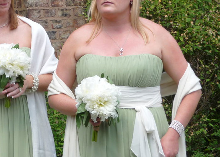 Bride Says She Wants To Drop Her Sister As A Bridesmaid Because She Won't Wear A Dress Her Size, Asks The Internet What To Do Bride Says She Wants To Drop Her Sister As A Bridesmaid Because She Won't Wear A Dress Her Size, Asks The Internet What To Do