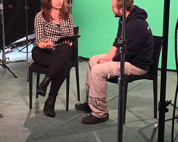 30 Social Cues Indicating That Someone Might Be Flirting With You, As Pointed Out By Folks In This Online Group