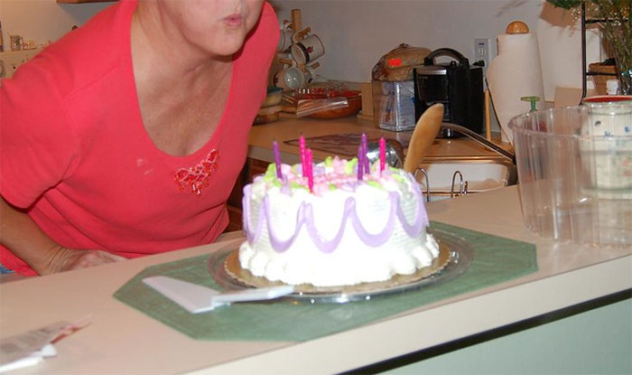 Esta mujer fue echada de casa de sus padres al enfadarse por recibir en su cumpleaños unos platos, mientras todos le daban regalos lujosos a su madre