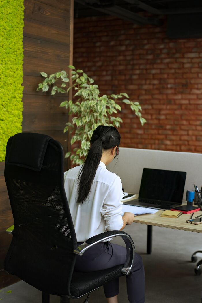 People Are Sharing 30 Red Flags That Show That A Coworker Is Useless Or Out Of Their Depth