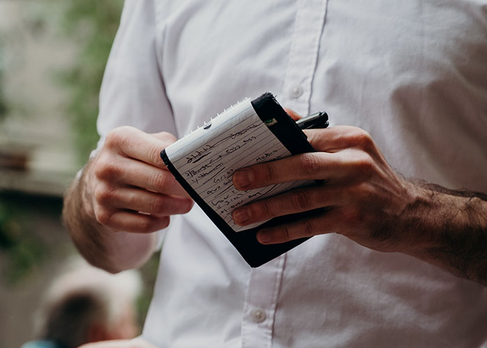 Este camarero quiso “proteger” la figura delgada de una clienta, y cambió su pedido por pollo