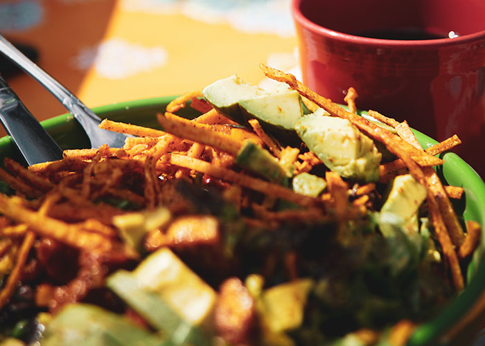 Este camarero quiso “proteger” la figura delgada de una clienta, y cambió su pedido por pollo