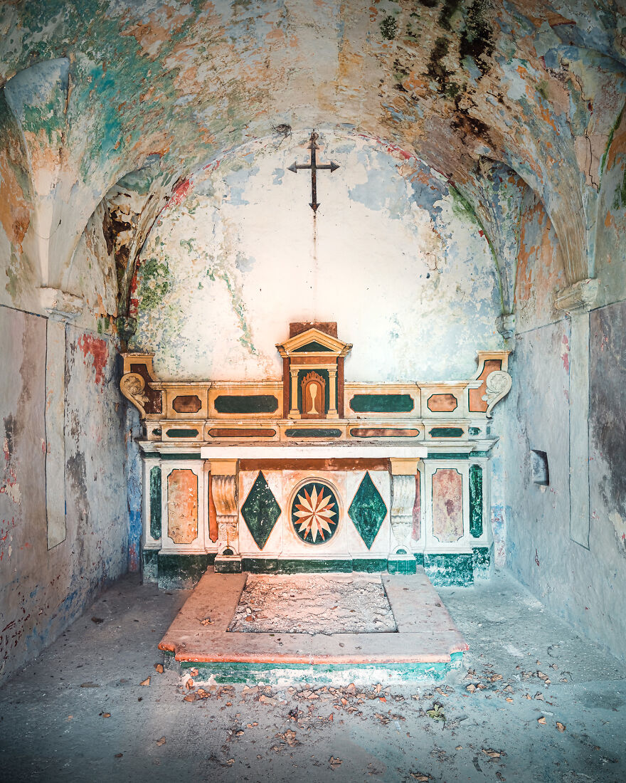 100 Photos Show The Decline Of The Church In Italy