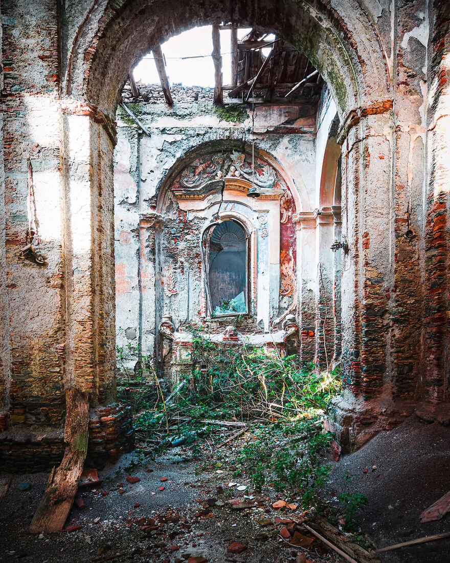 100 Photos Show The Decline Of The Church In Italy