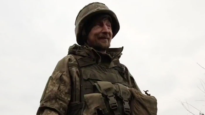 Este cachorro rescatado por soldados ucranianos se convierte en un fiel perro guardi&aacute;n