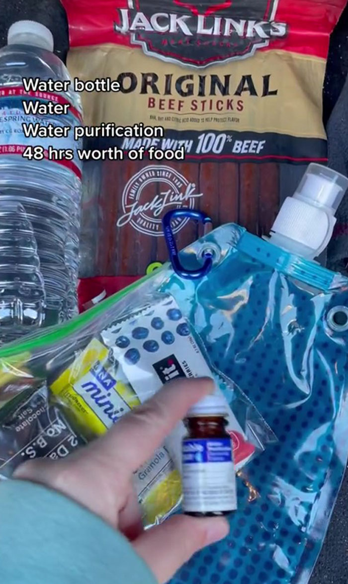 This Woman Has An Emergency “Get Home” Bag She Keeps In Her Car, And Here Are The 26 Items She Keeps Inside This Woman Has An Emergency “Get Home” Bag She Keeps In Her Car, And Here Are The 26 Items She Keeps Inside
