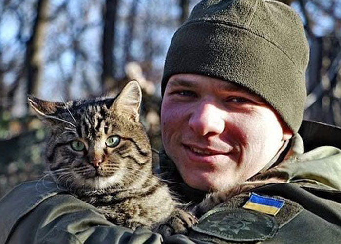 Esta mujer carga con su gato mientras lo consuela ante el sonido de las alarmas de ataque aéreo en Kyiv, Ucrania Esta mujer carga con su gato mientras lo consuela ante el sonido de las alarmas de ataque aéreo en Kyiv, Ucrania