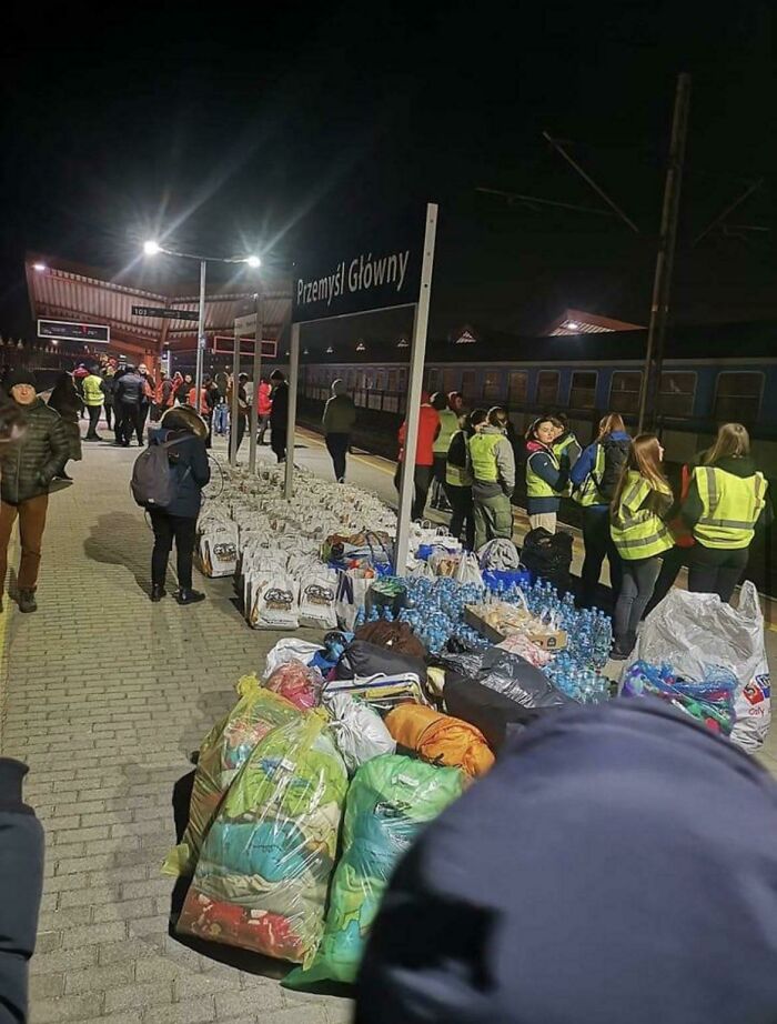 “Así es como reciben en las estaciones de tren de Polonia a los refugiados ucranianos: Estas personas pasaron toda la noche allí esperándolos con comida, agua, ropa, coches, alojamiento y brindándoles tanto asistencia psicológica como médica. No es ayuda financiada por el gobierno, son personas que decidieron dedicar su tiempo y dinero”