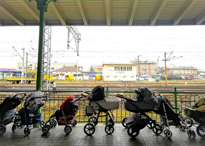 Polish Parents Leave Baby Strollers For Arriving Ukrainian Refugees As An Act Of Solidarity