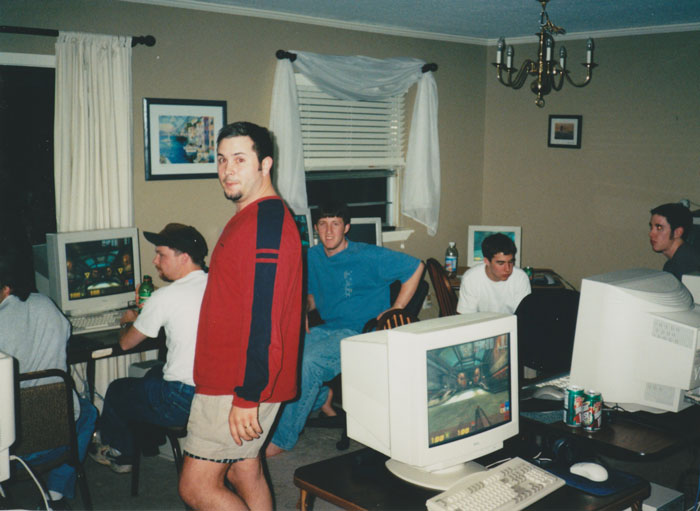 Person Asks “What’s So Ancient Only Internet Veterans Can Remember?”, 30 Folks Deliver