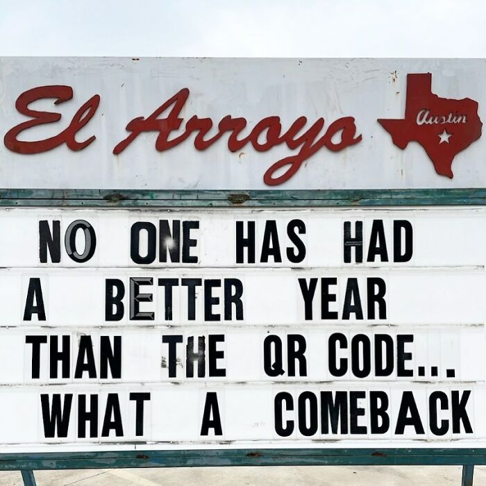 Sign at restaurant El Arroyo in Austin humorously notes a QR code's comeback year.