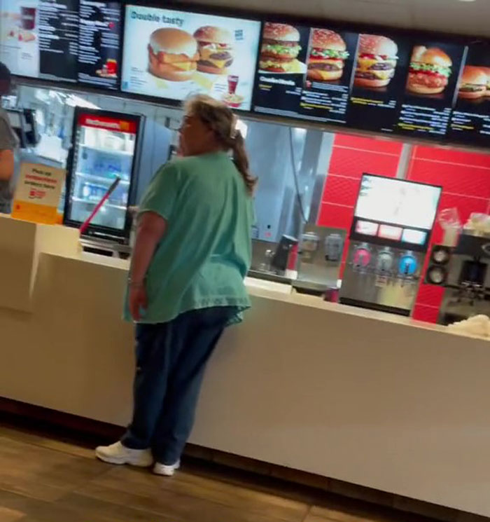 "Estoy harto de gente como tú": Este hombre no puede quedarse a un lado al escuchar a una Karen insultando a los empleados de McDonald's "Estoy harto de gente como tú": Este hombre no puede quedarse a un lado al escuchar a una Karen insultando a los empleados de McDonald's
