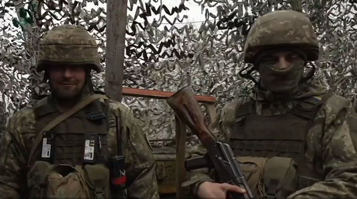 Este cachorro rescatado por soldados ucranianos se convierte en un fiel perro guardi&aacute;n