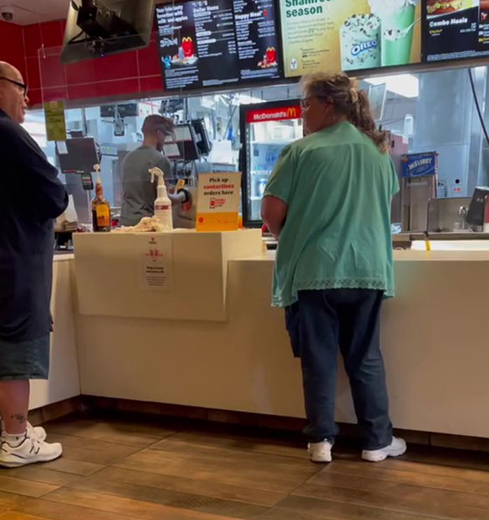 "Estoy harto de gente como tú": Este hombre no puede quedarse a un lado al escuchar a una Karen insultando a los empleados de McDonald's "Estoy harto de gente como tú": Este hombre no puede quedarse a un lado al escuchar a una Karen insultando a los empleados de McDonald's