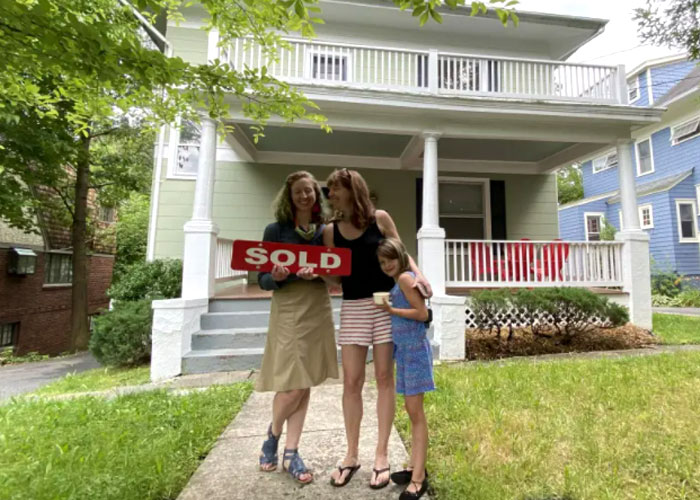 4 Madres solteras compran una casa y la transforman en el paraíso de la convivencia y los niños